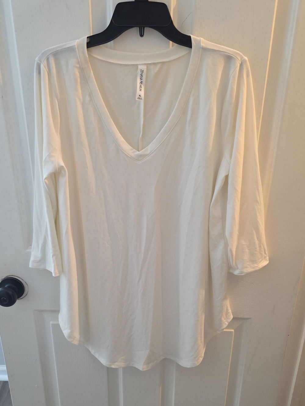 Zenana Outfitters White V-Neck 3/4 Sleeve Top